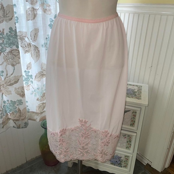 Vintage Other - Vintage pink slip stretch waist lace trim floral applique